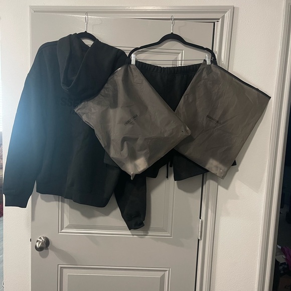 Essentials stretch limo black Hoodie and Shorts Combo. Size large - Picture 3 of 3